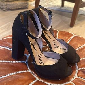 American Rag Cie heels  size 7.5 in excellent condition